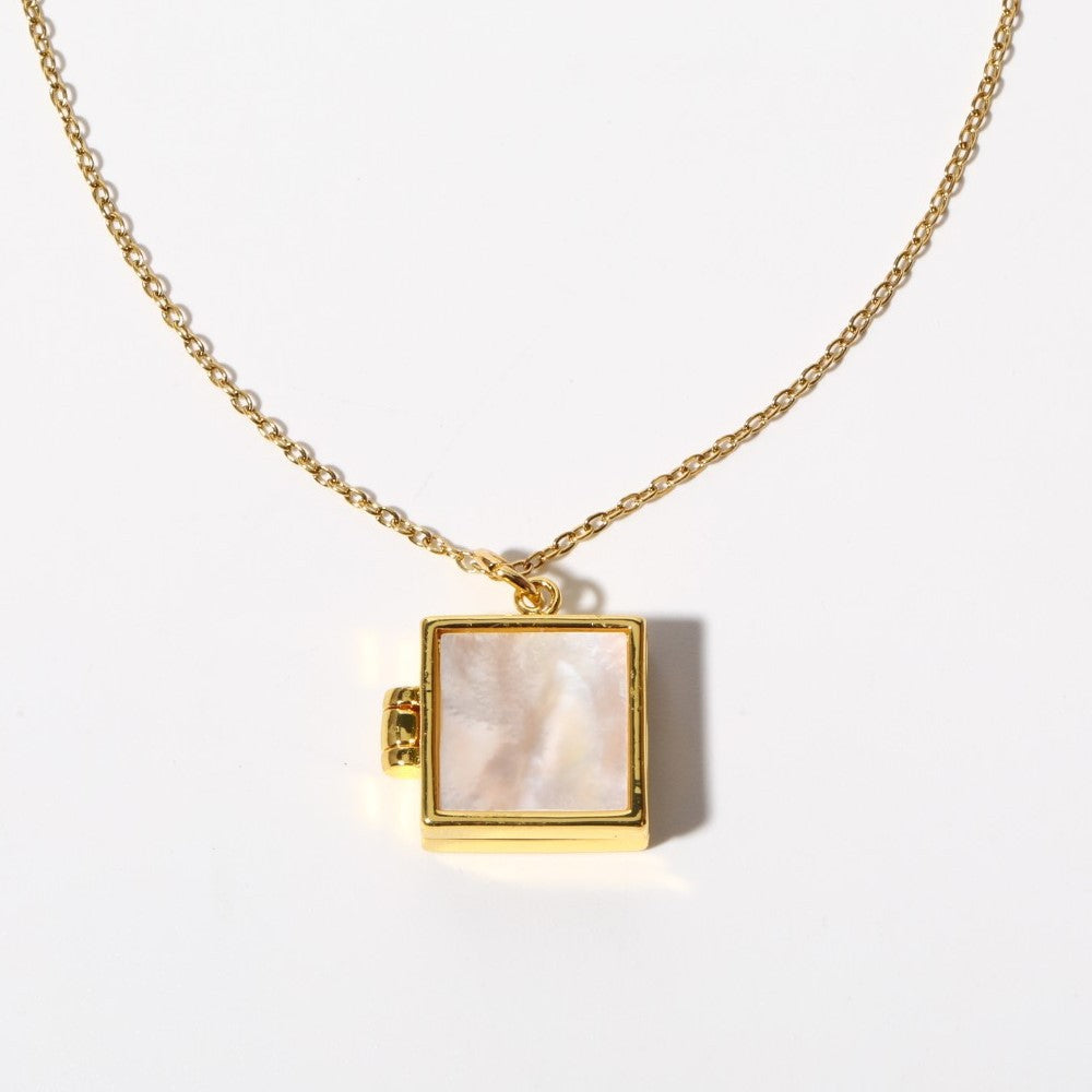 Wholesale Butterfly Shell Photo Album Photo Frame Necklace Retro Retractable Necklace Plated with Real Gold Color